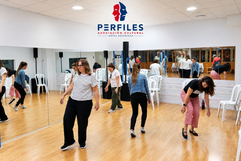 Alumnado de PERFILES Asociación Cultural realizando ejercicios de expresión corporal en una clase de artes escénicas.